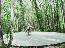 "Danser les vieilles peaux". Performance de Biño Sauitzvy et Lika Guillemot. Photo: Lika Guillemot. 2018